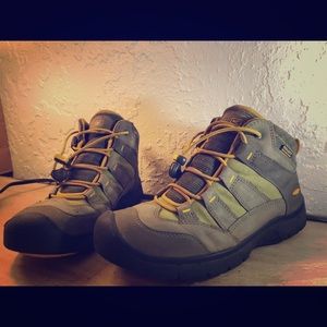 Keen kids hiking boots size 3